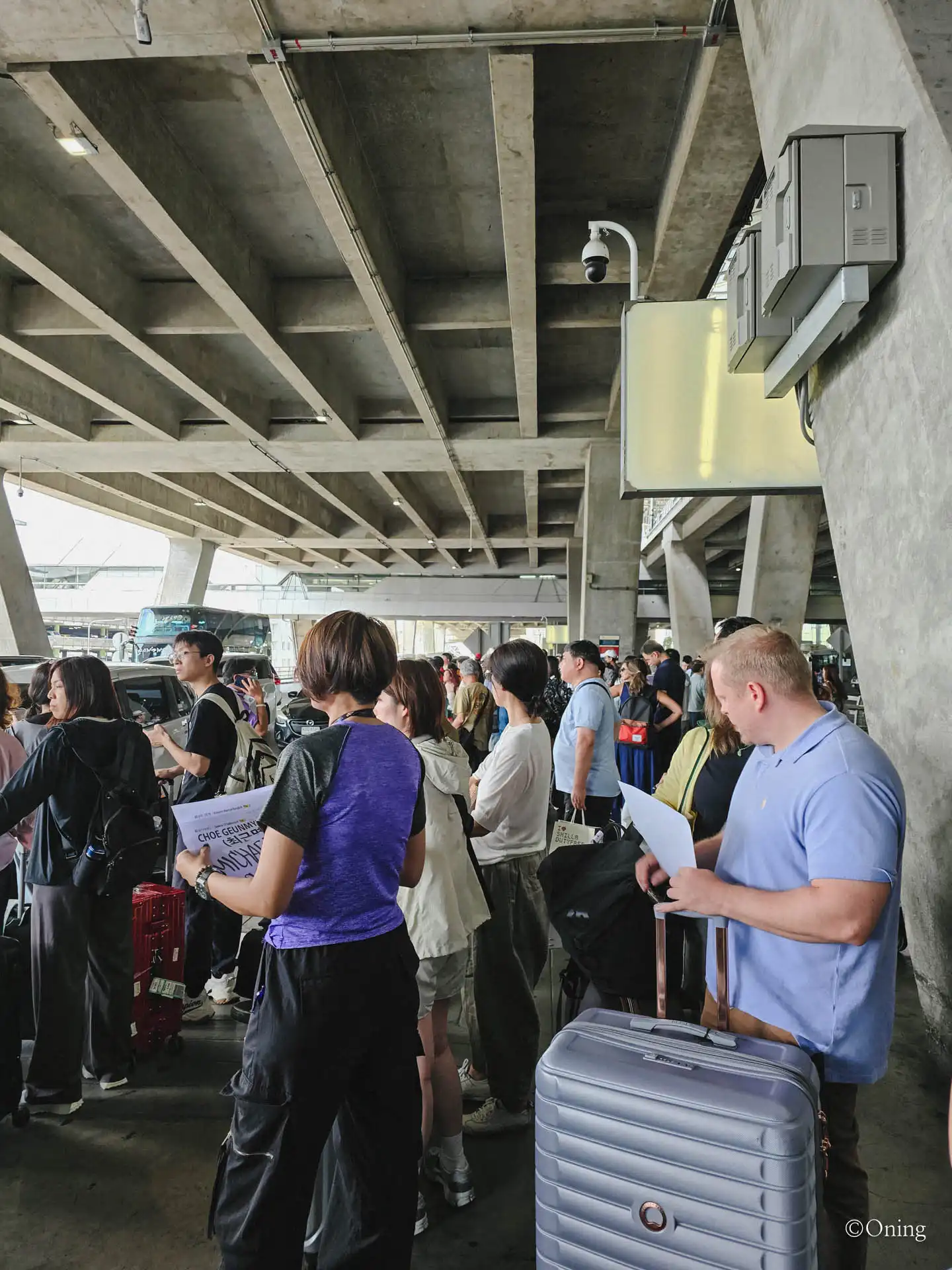 사람 엄청 많은 방콕 공항 차량 승차장